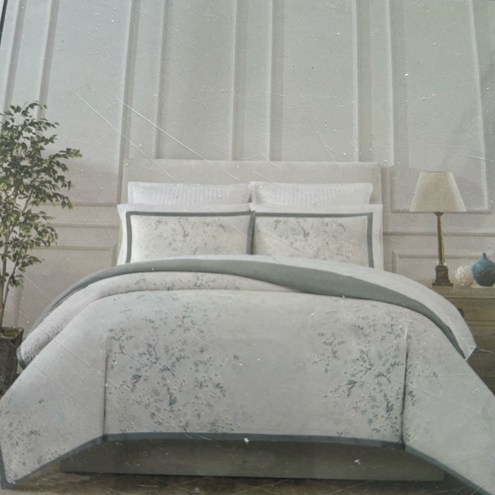 NWT Charisma California Duvet set- 1 Duvet and 2 Shams brand new in package